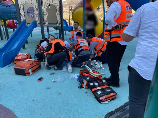 בן 7 נפל מגג מתקן מגלשה בגן שעשועים בגבעת זאב