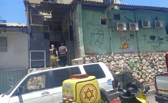 בן 30 מונשם לאחר שקפץ מגג עקב שריפה בביתו