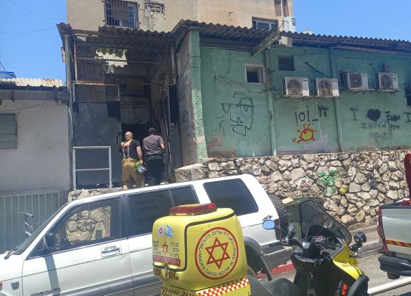 בן 30 מונשם לאחר שקפץ מגג עקב שריפה בביתו