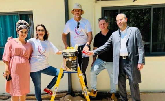 צבעים של תקווה: התרומה המרגשת לכפר הקהילתי