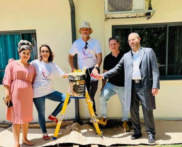 צבעים של תקווה: התרומה המרגשת לכפר הקהילתי