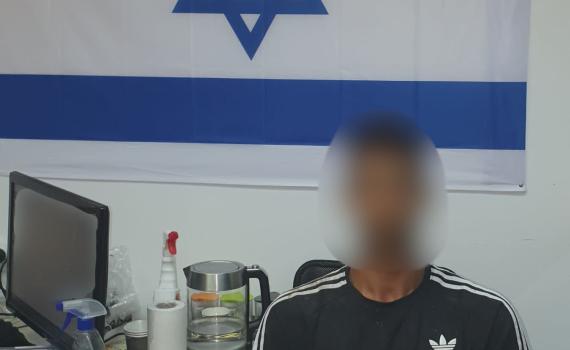 תולש את הדגל ומשליך לרצפה: עובד שיפוצים נעצר