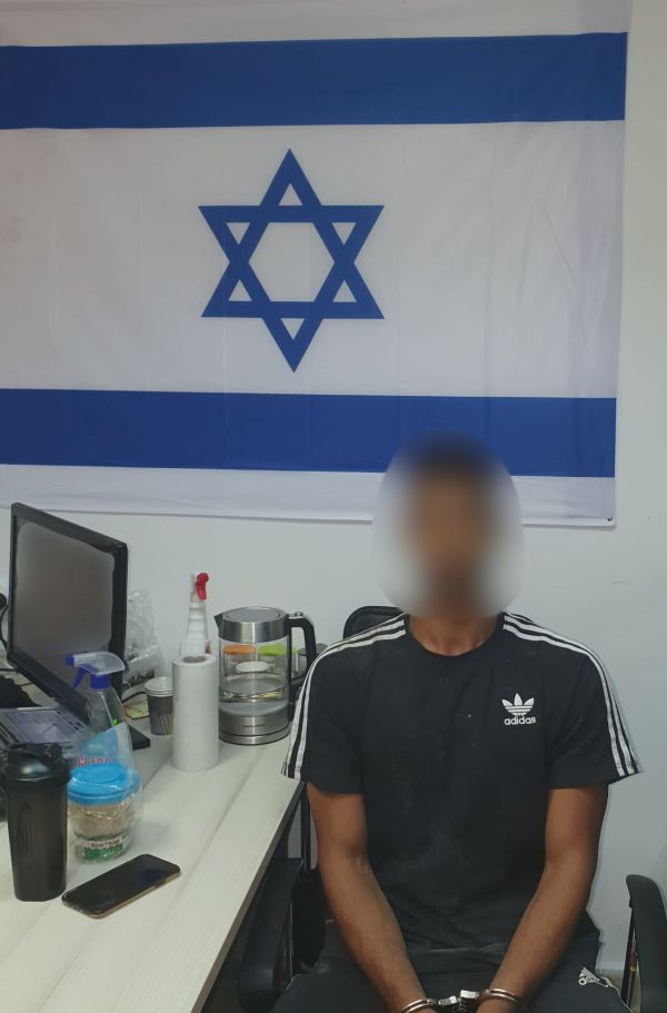 תולש את הדגל ומשליך לרצפה: עובד שיפוצים נעצר