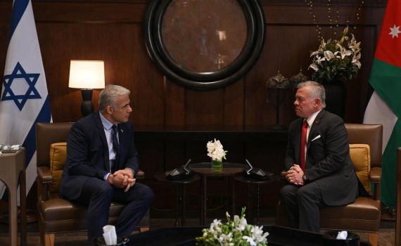 ביקור אחד, 2 מסרים: מה "נעלם" בהודעת לפיד?