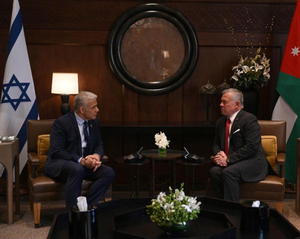 ביקור אחד, 2 מסרים: מה "נעלם" בהודעת לפיד?