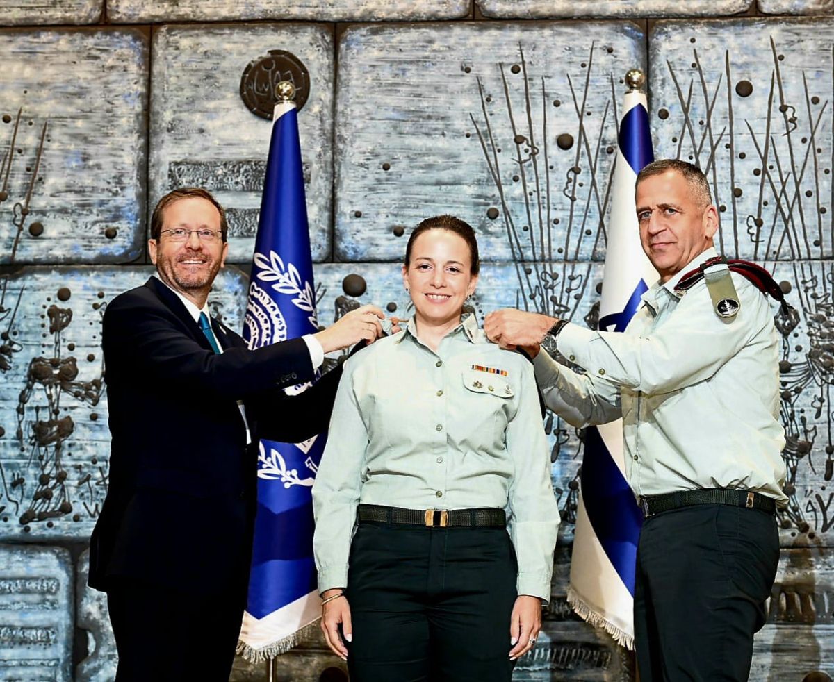 לראשונה בהיסטוריה: מזכירה צבאית לנשיא