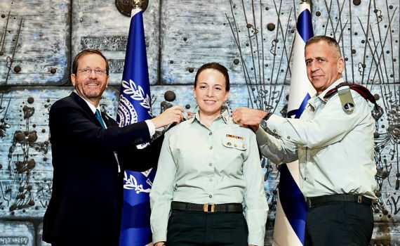 לראשונה בהיסטוריה: מזכירה צבאית לנשיא