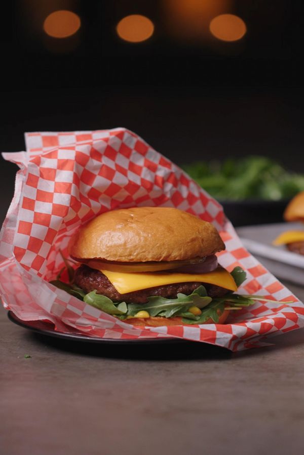 קלאס: המבורגר וואגיו בגריל עם גבינה טבעונית