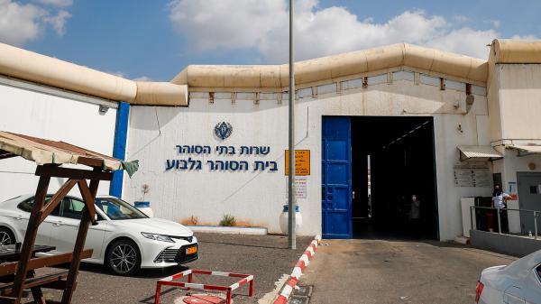 אסיר ביטחוני מואשם באונס חיילות, מפקד הכלא בהפרת אמונים