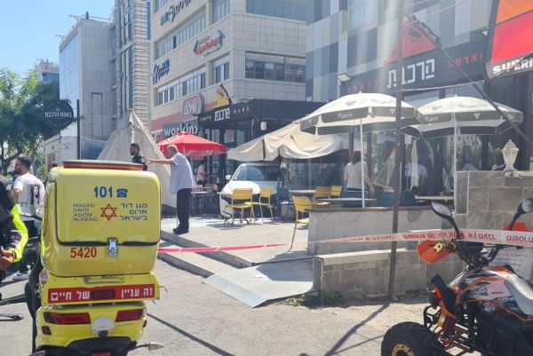 ירושלים: רכב נכנס למסעדה בתלפיות; 2 פצועים קל