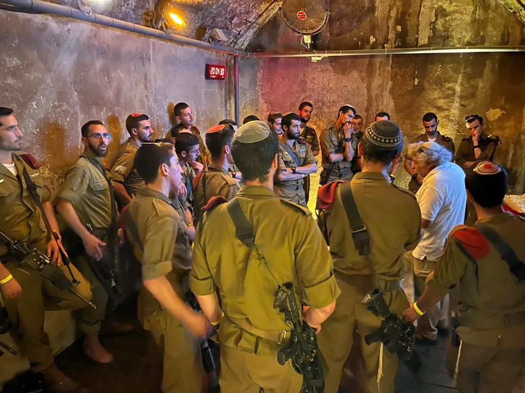 לפני שחרור: לוחמי צנחנים מרץ 21' ביום ישיבה בכותל