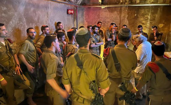 לפני שחרור: לוחמי צנחנים מרץ 21' ביום ישיבה בכותל
