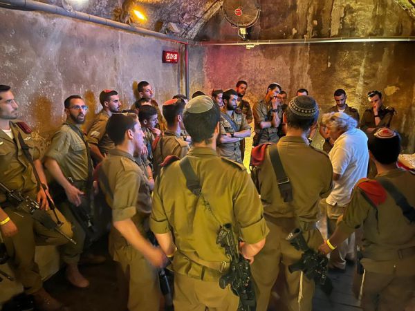 לפני שחרור: לוחמי צנחנים מרץ 21' ביום ישיבה בכותל