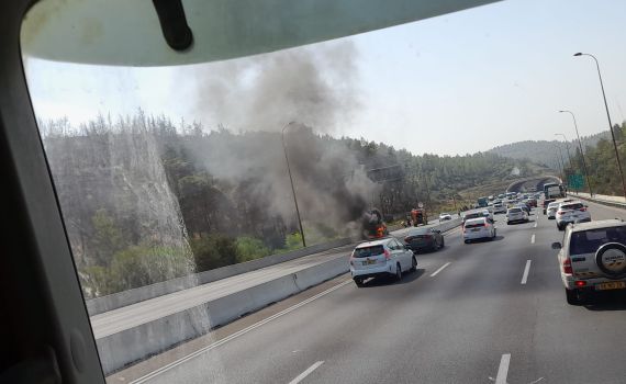 בשל רכב שעולה באש: כביש 1 נחסם לתנועה