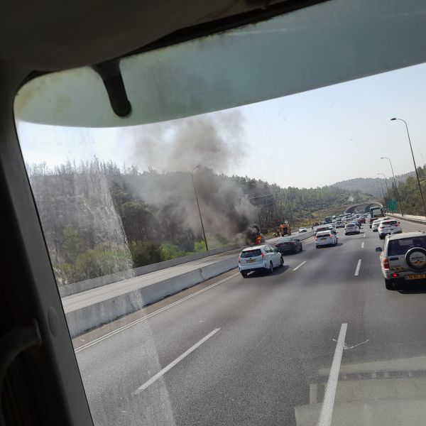 בשל רכב שעולה באש: כביש 1 נחסם לתנועה
