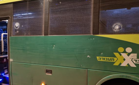 פיגוע ירי לעבר אוטובוס: זוהו לפחות 8 פגיעות ירי