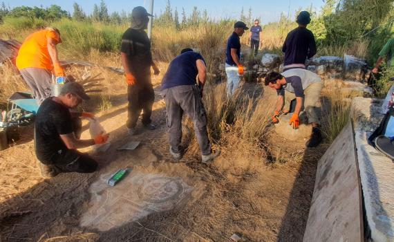 חיילים חשפו רצפת פסיפס בת 1,500 שנה במנזר.  צפו