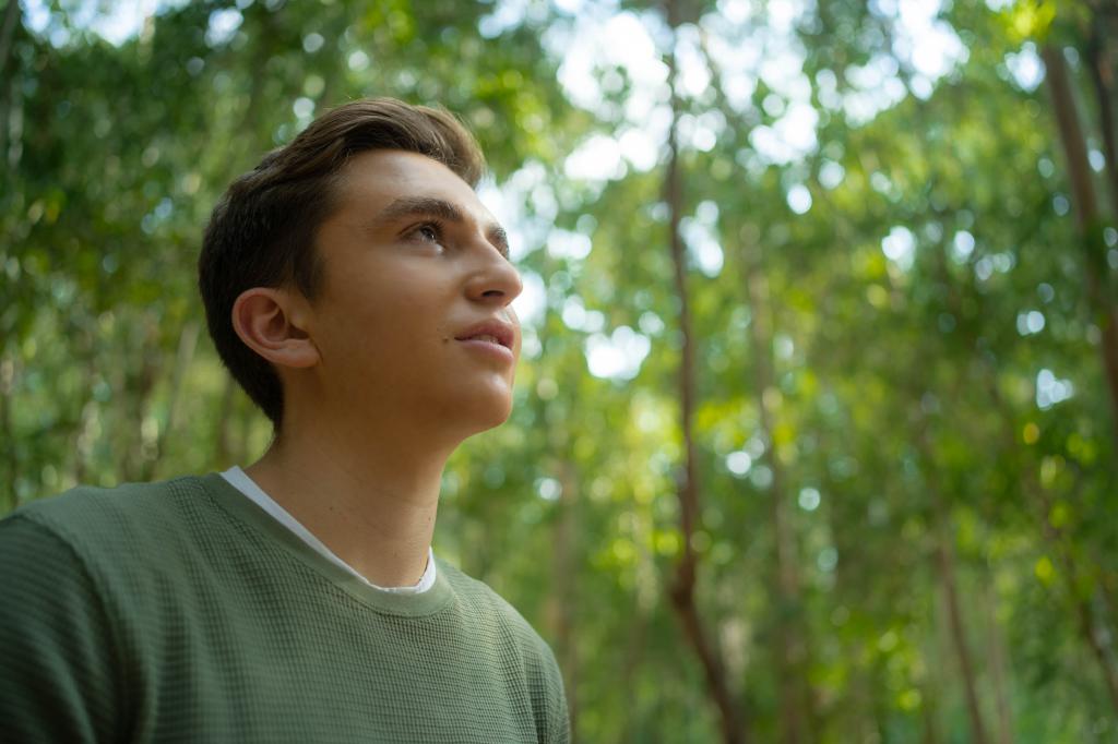 בקיסריה, עם כיפה על הראש: רונן קסלמן בשיר חדש