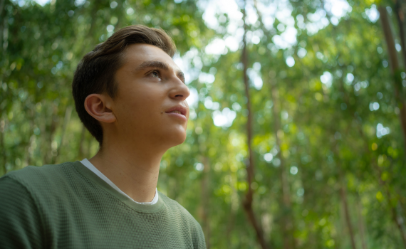 בקיסריה, עם כיפה על הראש: רונן קסלמן בשיר חדש