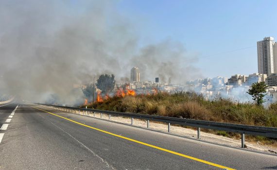 שריפה ליד מודיעין, חשש לתחנת דלק; כביש 443 נסגר