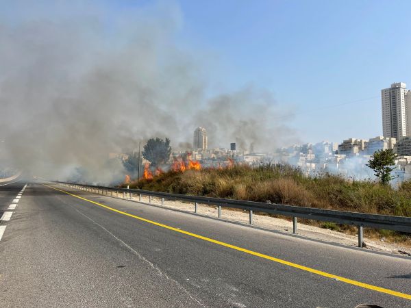 שריפה ליד מודיעין, חשש לתחנת דלק; כביש 443 נסגר