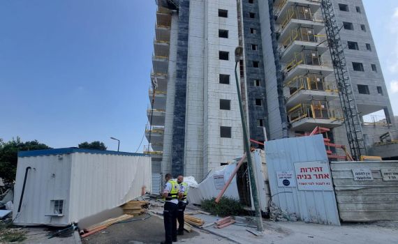 מכולה קרסה באתר בנייה בטירת הכרמל: 2 הרוגים