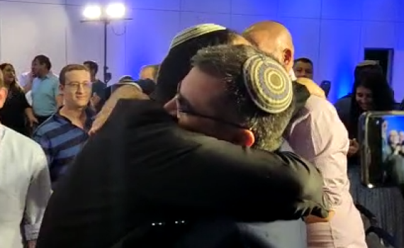 בחיבוקים ולחיצות ידיים: המנצח הגדול של הפריימריז