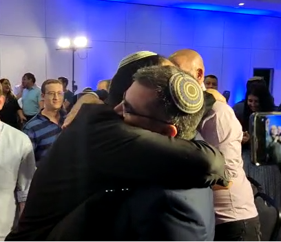 בחיבוקים ולחיצות ידיים: המנצח הגדול של הפריימריז