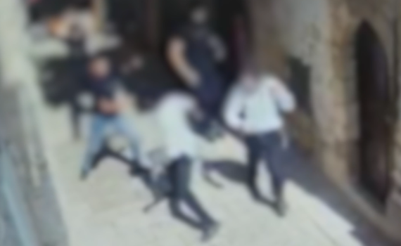 תיעוד: הרביצו, זרקו חפצים על יהודים – ונעצרו מיד