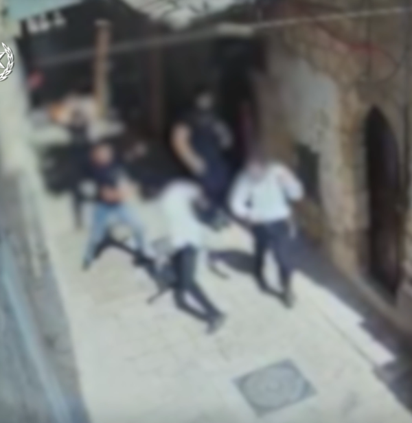 תיעוד: הרביצו, זרקו חפצים על יהודים – ונעצרו מיד