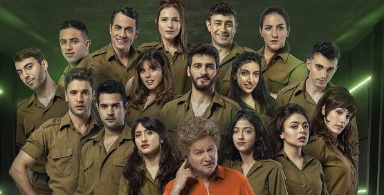 צפו: כוכבי "הלהקה" במחווה לצביקה פיק בסיום ההצגה