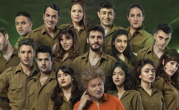 צפו: כוכבי "הלהקה" במחווה לצביקה פיק בסיום ההצגה