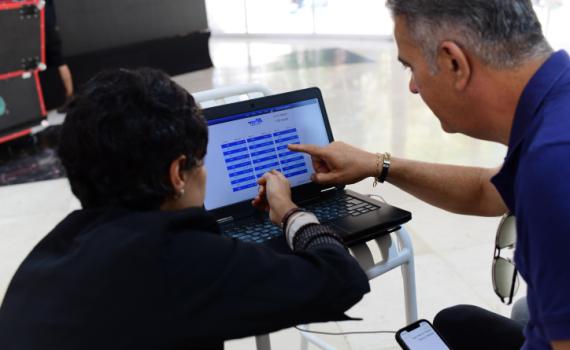 כתב חדשות 13 לעג למדגם וחטף מהסוקר: "אתה חמור"