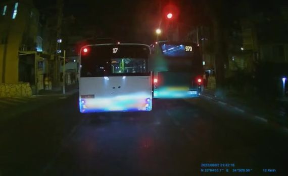 צפו: אוטובוס חוצה ברמזור אדום בבני ברק