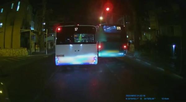 צפו: אוטובוס חוצה ברמזור אדום בבני ברק