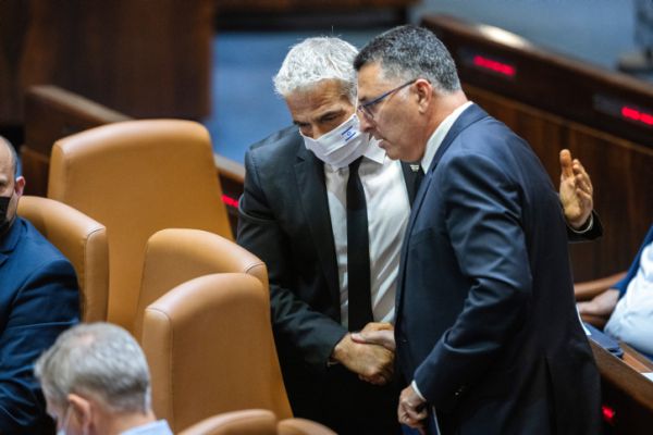 העריקה של הח"כית: מתיחות קשה בין סער ללפיד