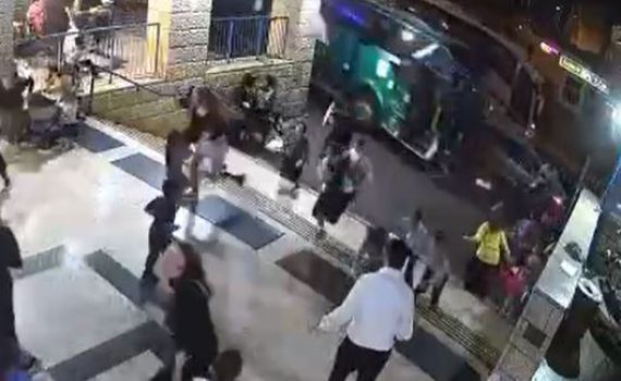 מצלמת אבטחה תיעדה: האוטובוס דוהר לתחנה ופוגע
