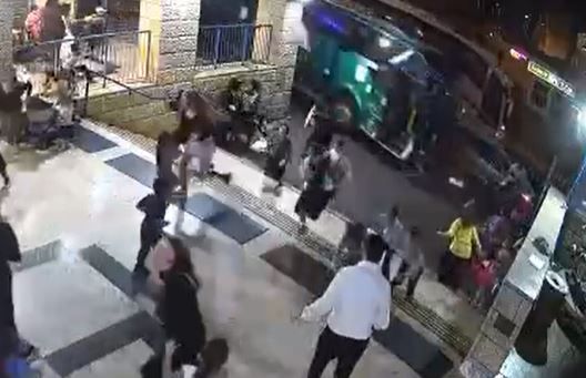 מצלמת אבטחה תיעדה: האוטובוס דוהר לתחנה ופוגע