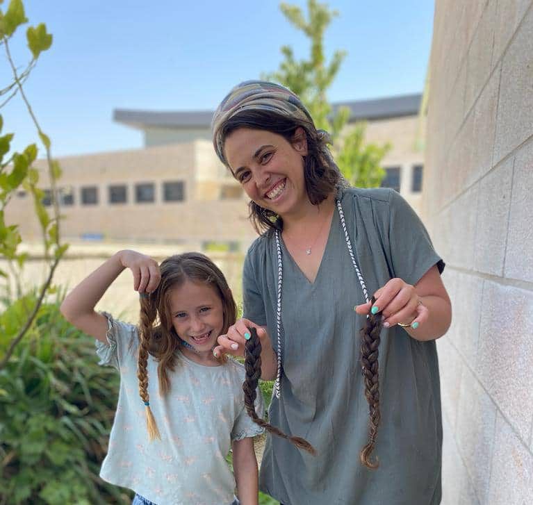 מעלה חיוך | אם ובת תרמו יחד שיער עבור חולות סרטן