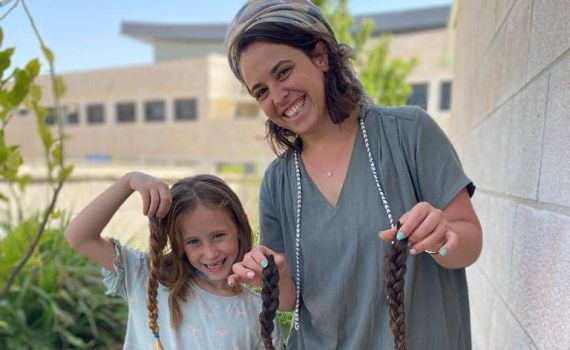 מעלה חיוך | אם ובת תרמו יחד שיער עבור חולות סרטן