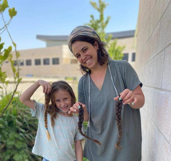 מעלה חיוך | אם ובת תרמו יחד שיער עבור חולות סרטן