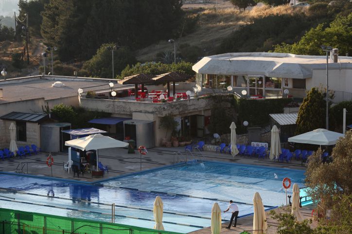 טרגדיה בנגב: גבר בן 95 טבע למוות בבריכה בקיבוץ