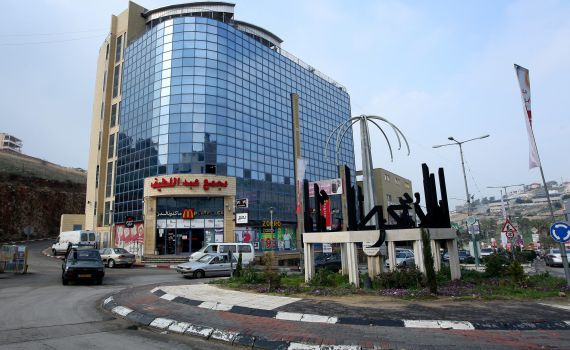 סגן ראש עיר ומשפחתו הותקפו בביתם