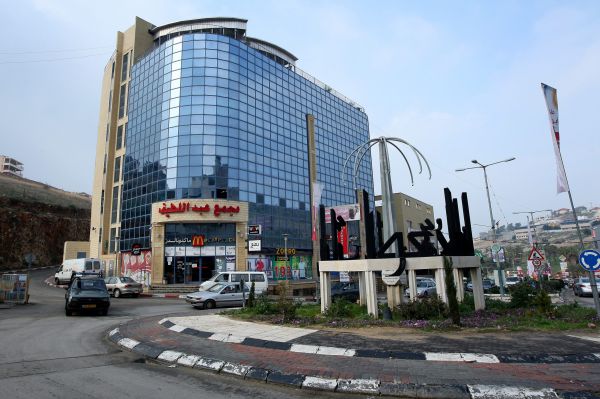 סגן ראש עיר ומשפחתו הותקפו בביתם