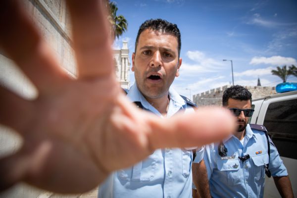 עונש קל לקצין המשטרה שתקף צלם עיתונות ומפגין
