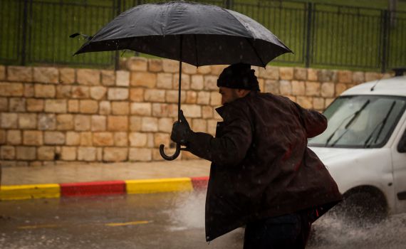 אמצע הקיץ? גשם שוטף ירד באגמון החולה