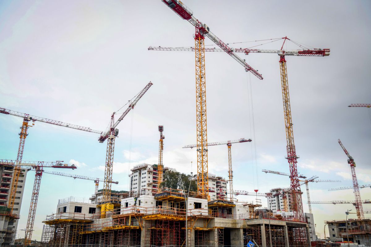 למרות האסון: מספר מפגינים מסרבים לרדת ממנוף