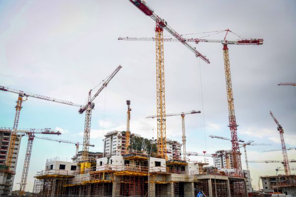 פועל בן 50 נהרג ממשטח כבד שנפל באתר בנייה