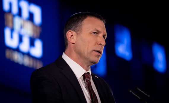 צפו: הרב הסרוג מסרב ללחוץ יד למתן כהנא