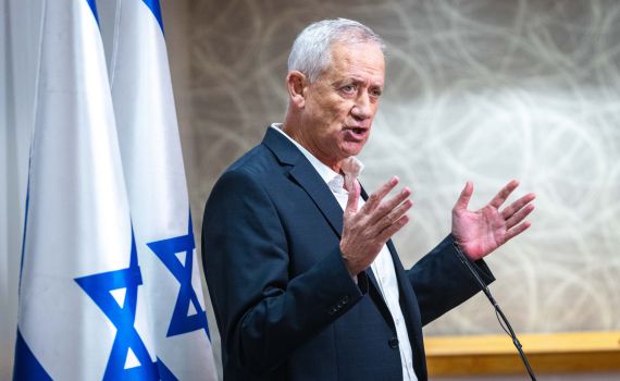 גנץ בשיחה עם אבו מאזן: על הרש"פ לעצור ההסלמה